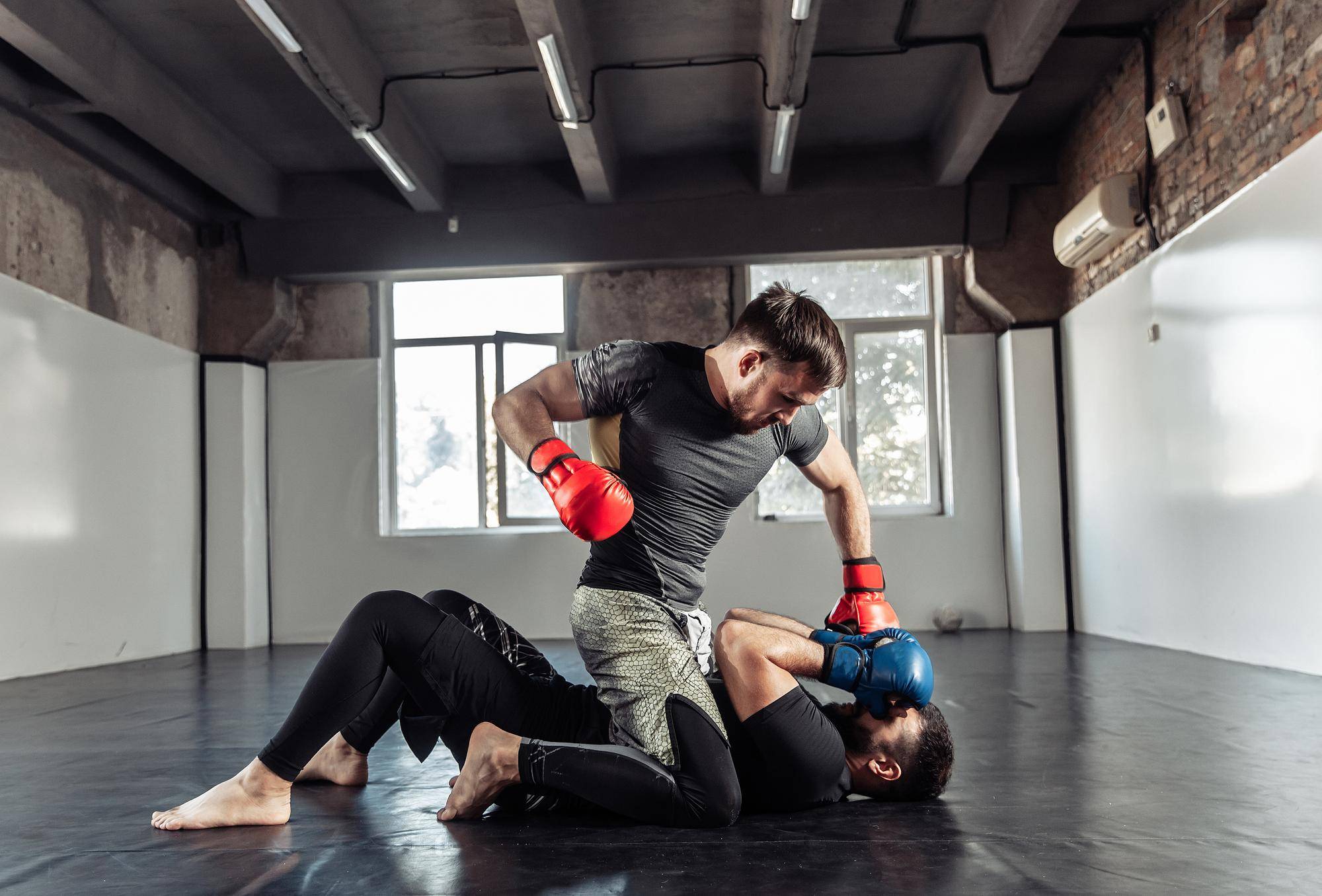 Jak ćwiczyć MMA w domu bez specjalistycznego sprzętu?