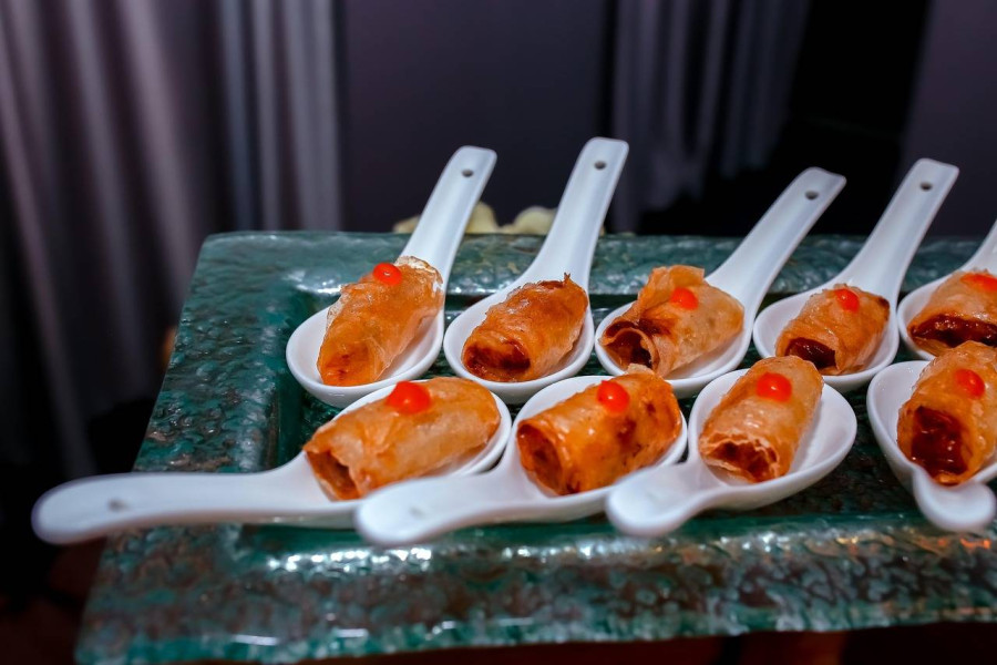 Impreza urodzinowa co do jedzenia – jak wybrać menu na każdą okazję